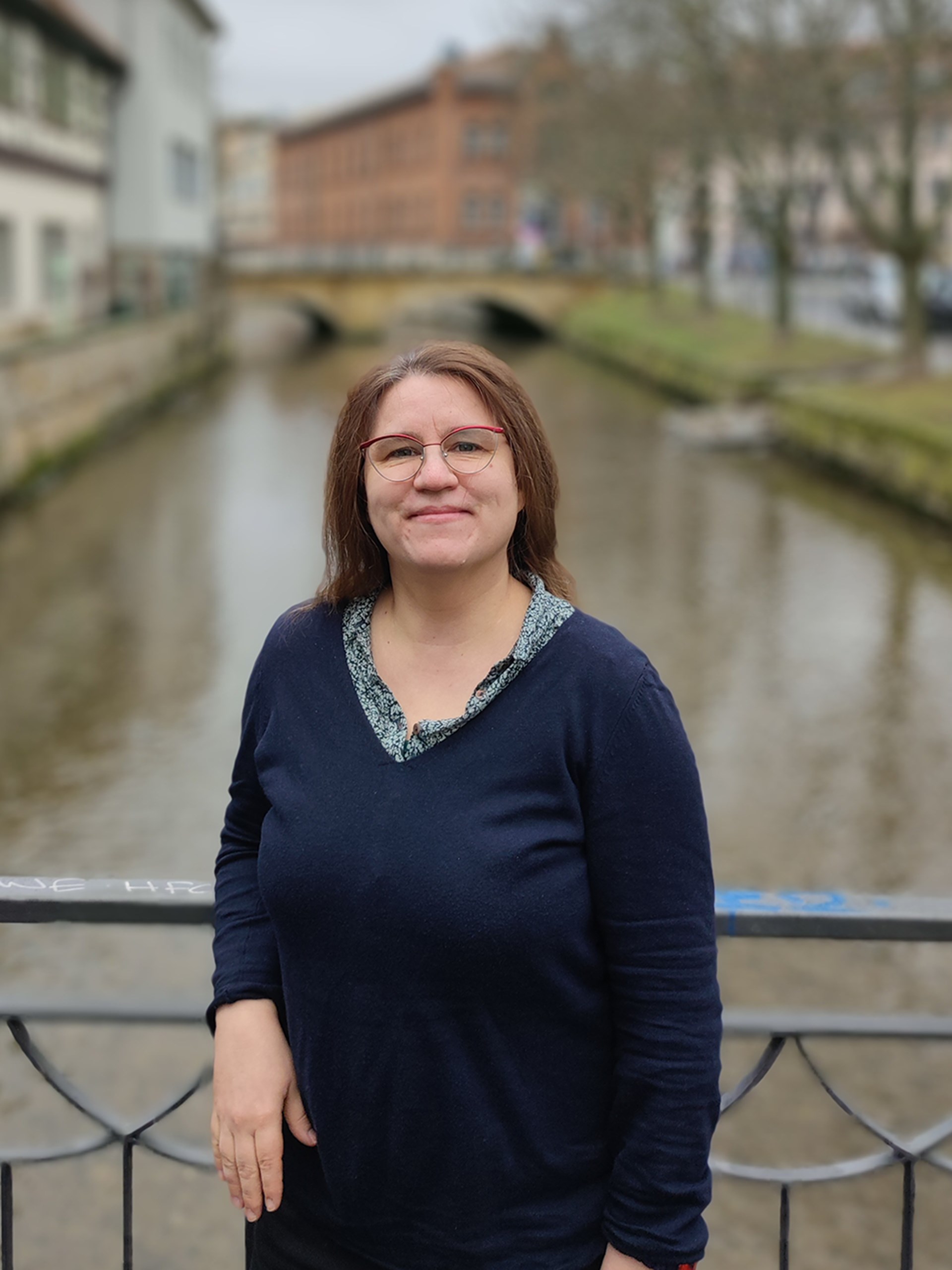 Frau auf Brücke in Erfurter Innenstadt